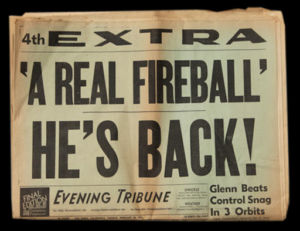 Zeitung mit Schlagzeile zu John Glenn's Flug