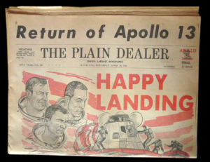 Zeitung mit Apollo13-Schlagzeile (Heimkehr)