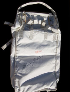 Transportbeutel für Mondproben, signiert von Astronaut Harrison Schmitt