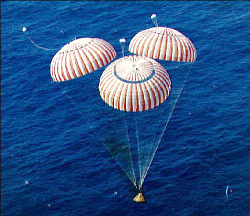 Wasserung der Apollo-16-Kapsel