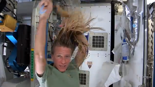 Astronautin Karen Nyberg beim Haare waschen in der Schwerelosigkeit