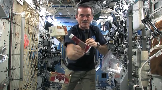 Astronaut Chris Hadfield mit Space-Food