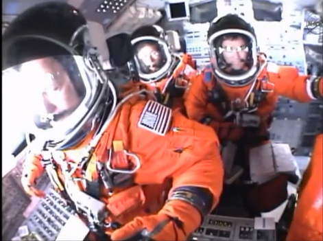 Start der STS-135 mit Blick ins Cockpit